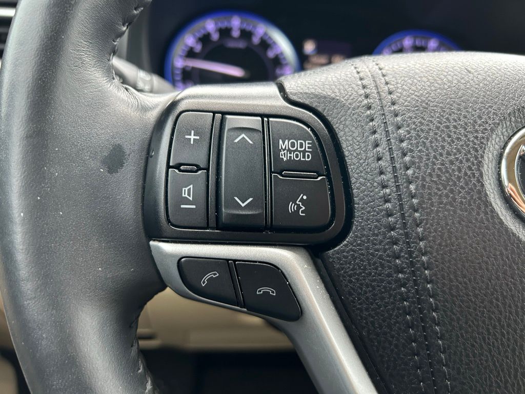 2019 Toyota Highlander SE 19