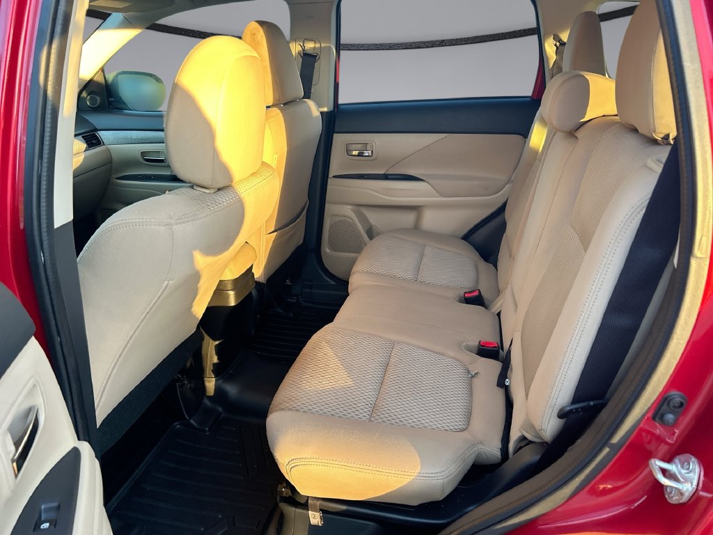 Thumbnail: 2016 Mitsubishi Outlander - 26