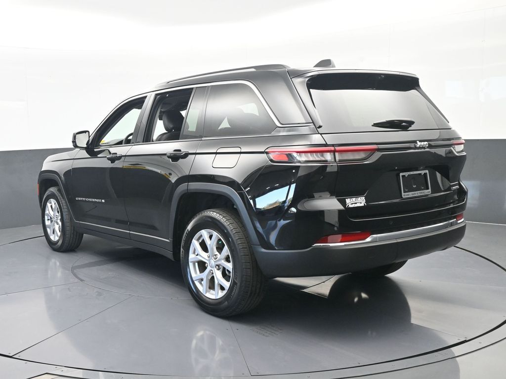 Used 2024 Diamond Black Crystal Pearlcoat Jeep Limited image 4