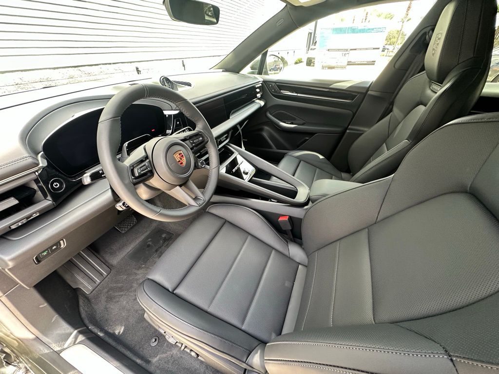 Thumbnail: 2026 Porsche Macan - 4