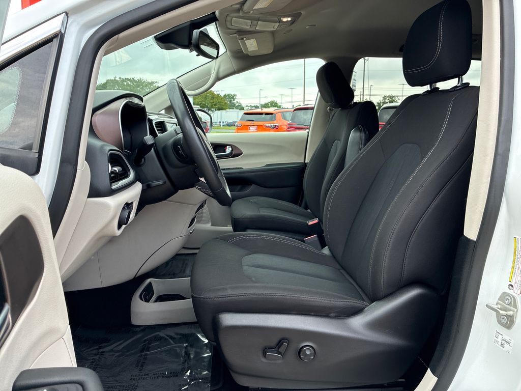 Used 2023 White Chrysler LX image 10