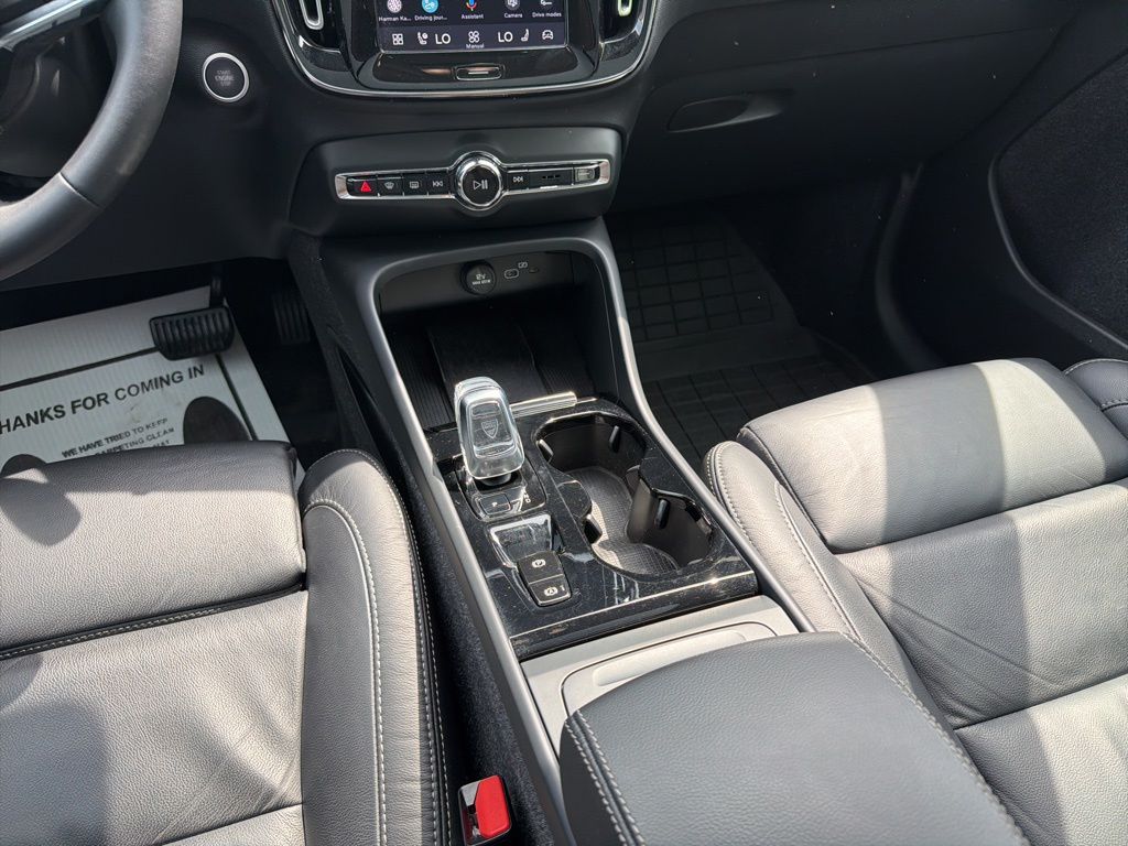 Thumbnail: 2023 Volvo XC40 - 16
