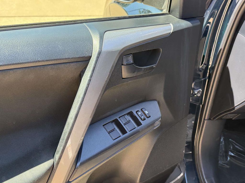 2018 Toyota RAV4 LE - Photo 32