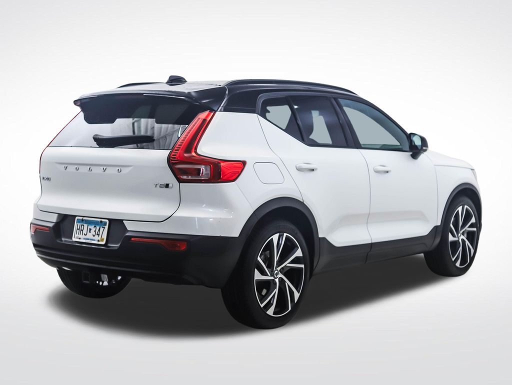 Thumbnail: 2022 Volvo XC40 - 5