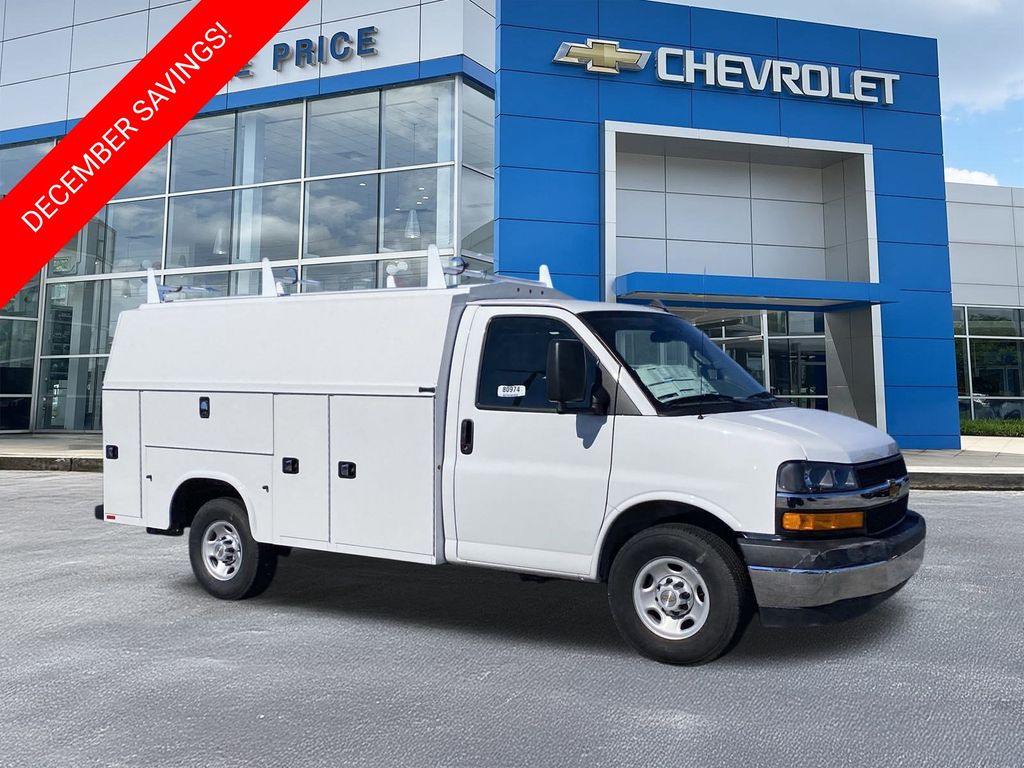 2025 Chevrolet Express Cutaway Base's photo