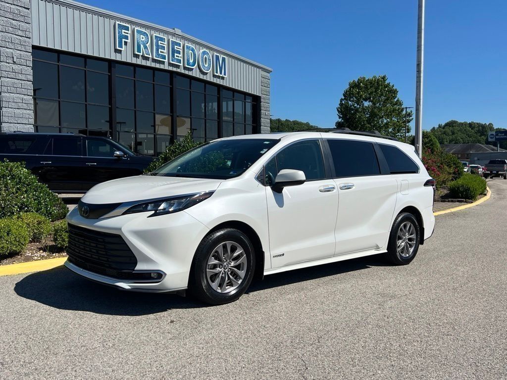 2021 Toyota Sienna XLE 7-Passenger FWD