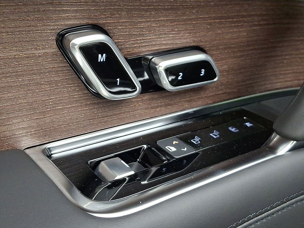 Thumbnail: 2026 Land Rover Range Rover - 8