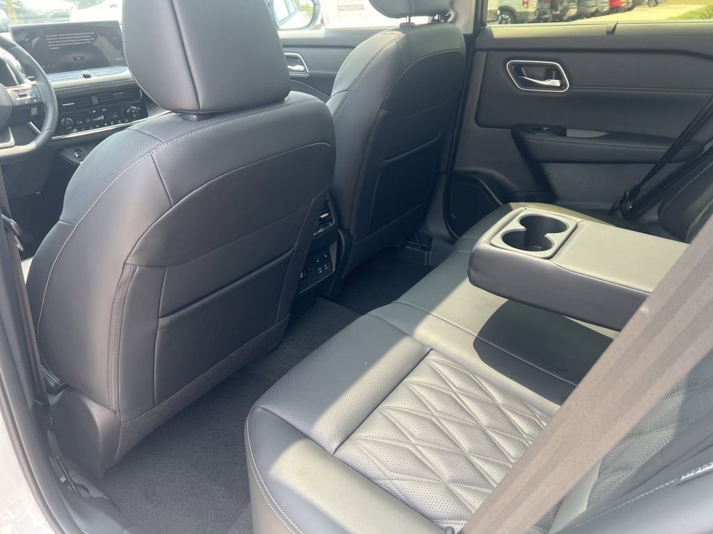 2025 Everest White Pearl/Super Black Nissan Rogue Platinum FWD SUV
