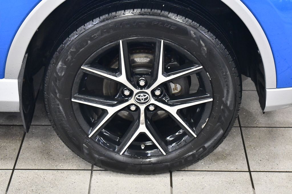 Thumbnail: 2018 Toyota RAV4 - 10