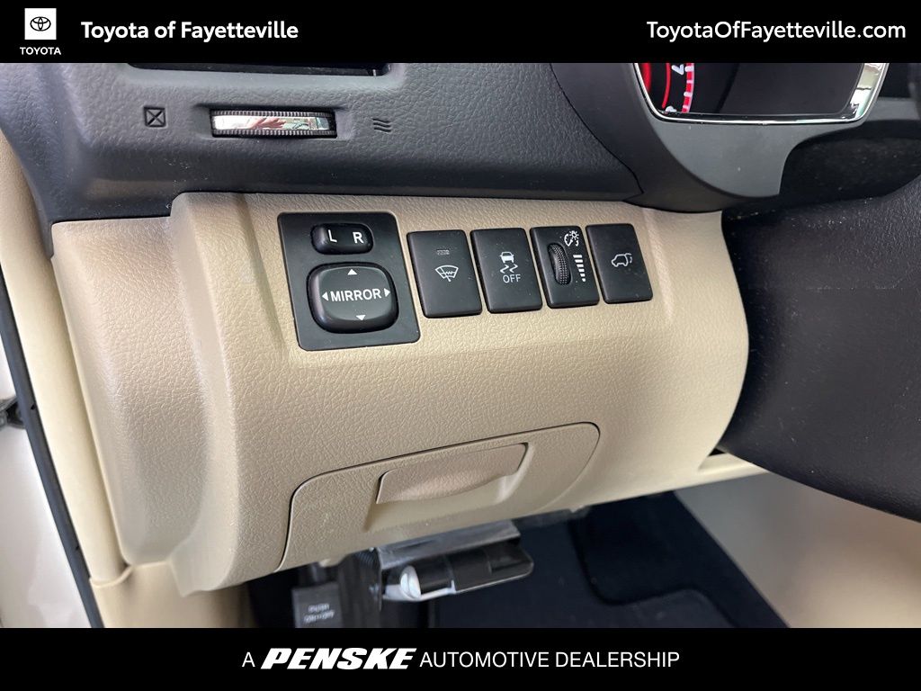 Thumbnail: 2012 Toyota Highlander - 30