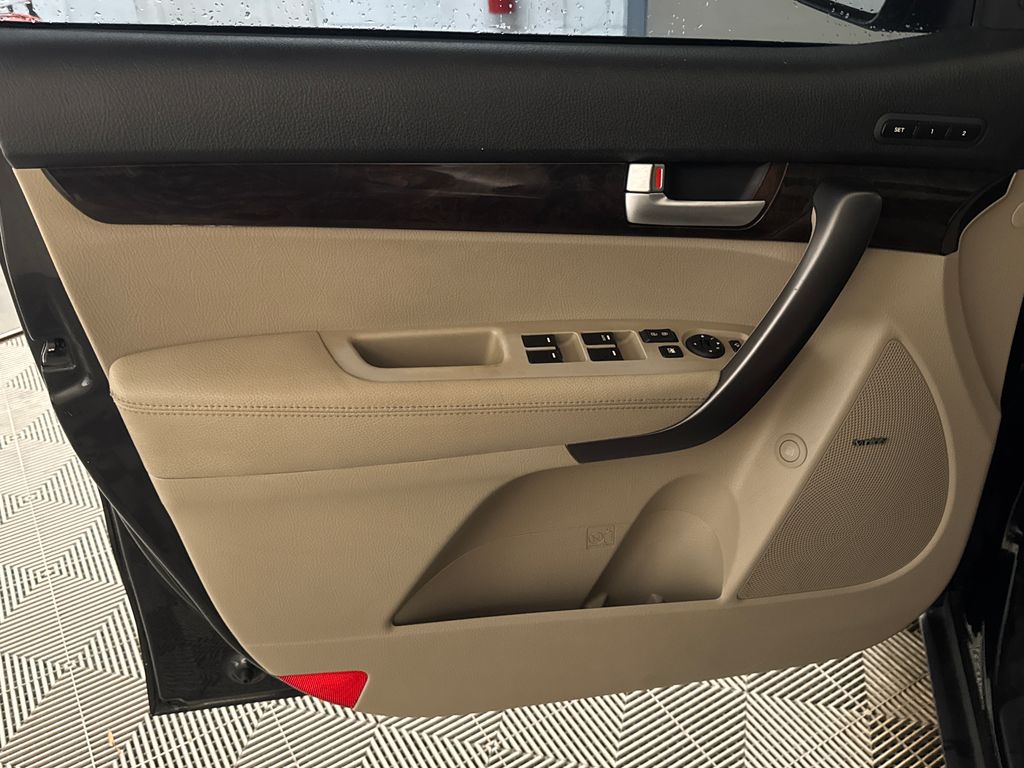 Used 2014 Black Kia EX image 16