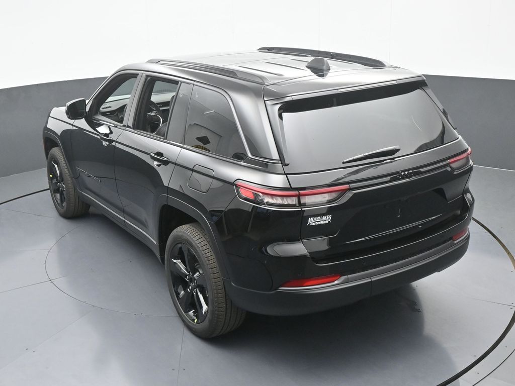 New 2026 Diamond Black Crystal Pearlcoat Jeep Limited image 44