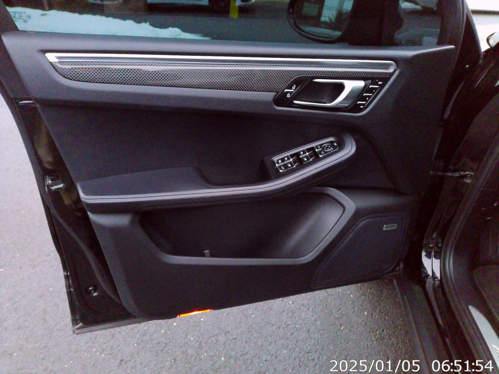 Thumbnail: 2023 Porsche Macan - 26