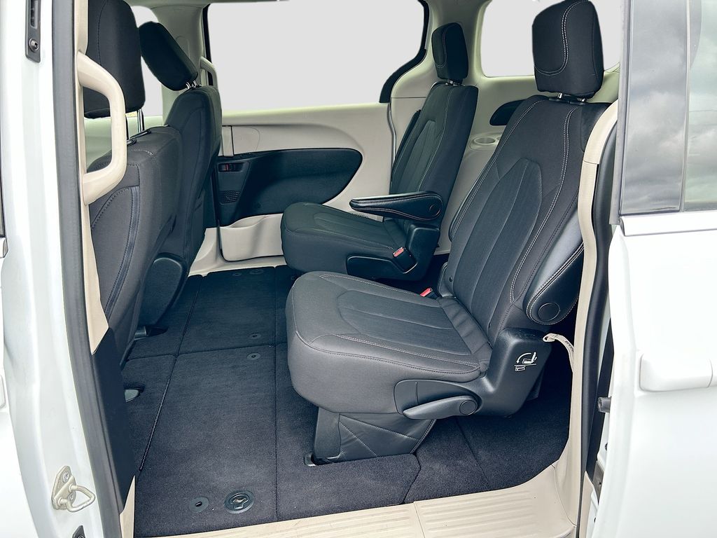 Thumbnail: 2022 Chrysler Voyager - 23