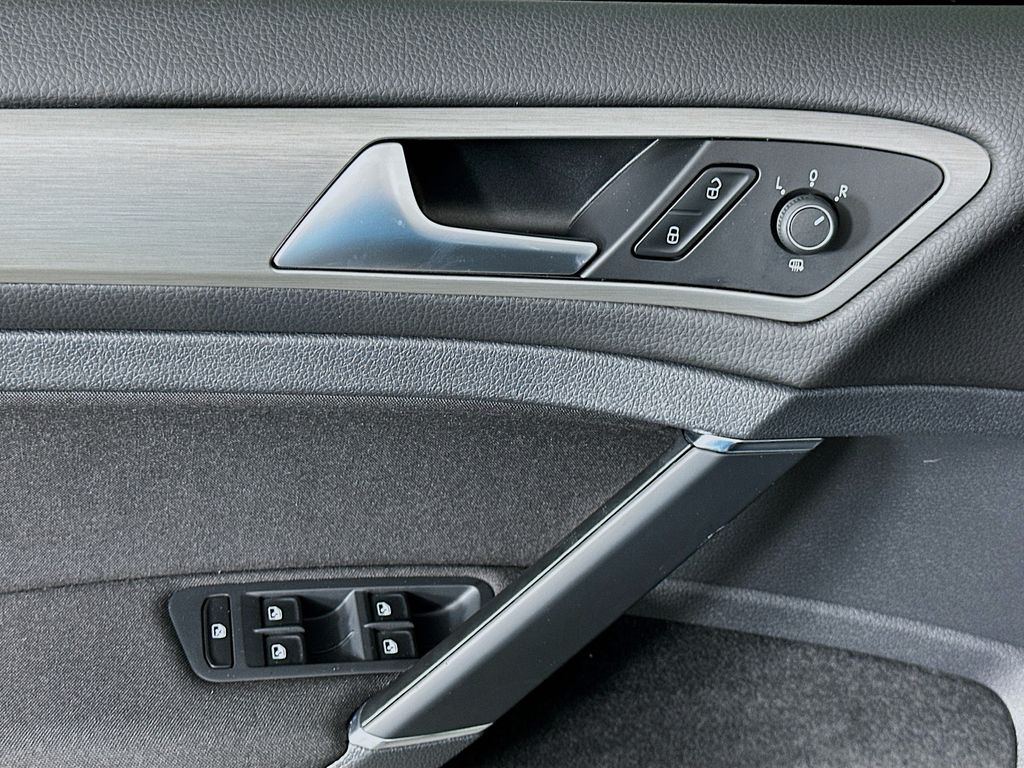 Thumbnail: 2016 Volkswagen Golf - 17