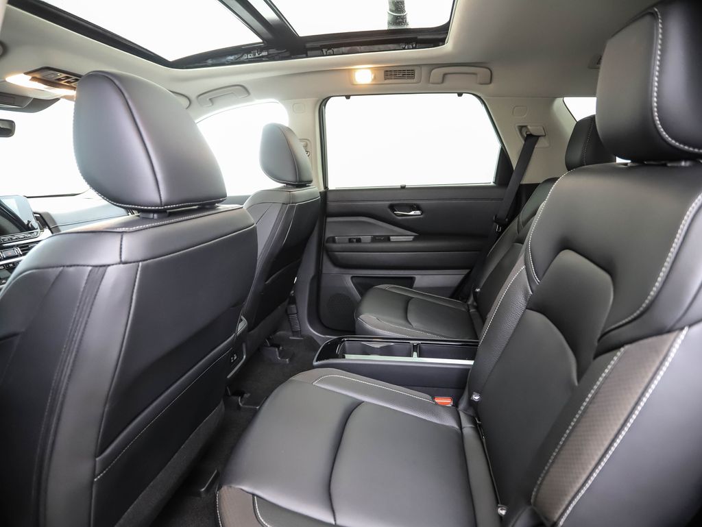 2024 Nissan Pathfinder SL 19