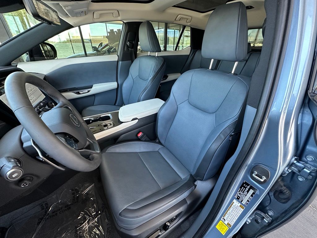 View vehicle photo 4