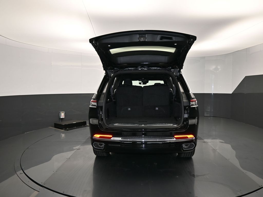 New 2025 Diamond Black Crystal Pearlcoat Jeep Overland image 22