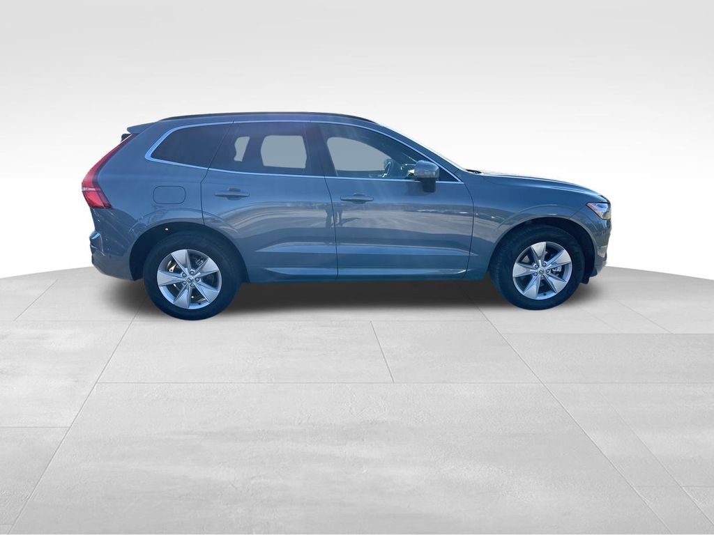 2022 Volvo XC60 B5 Momentum 10