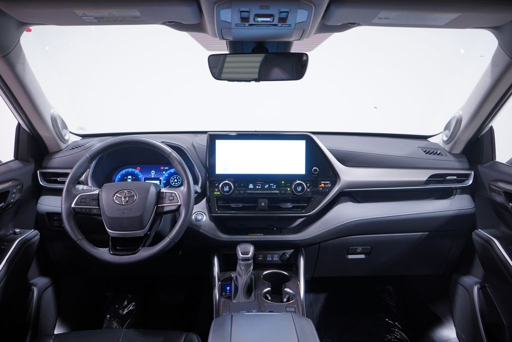 Thumbnail: 2023 Toyota Highlander - 10
