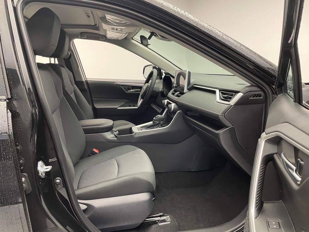 2025 Toyota RAV4 XLE 17