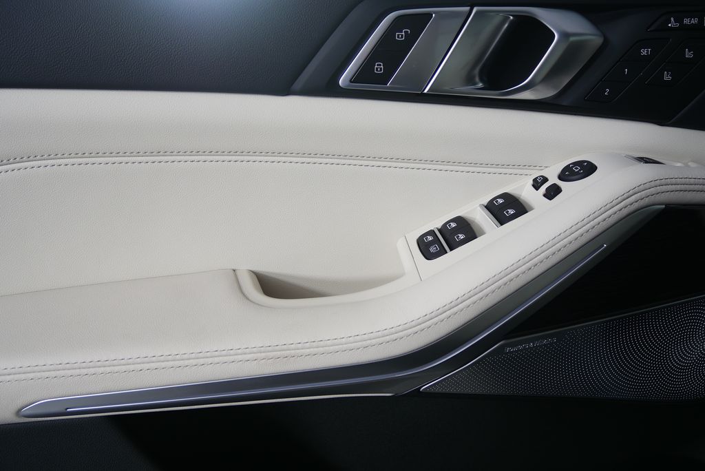 Thumbnail: 2026 BMW X7 - 9