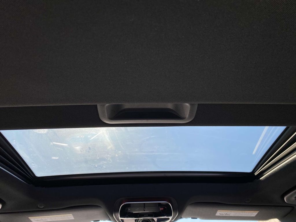 Thumbnail: 2025 Mercedes-Benz C-Class - 9