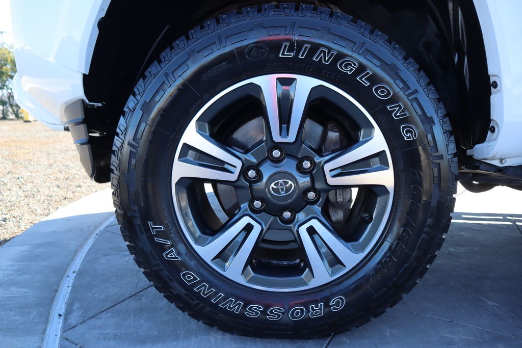 Thumbnail: 2019 Toyota Tacoma - 32