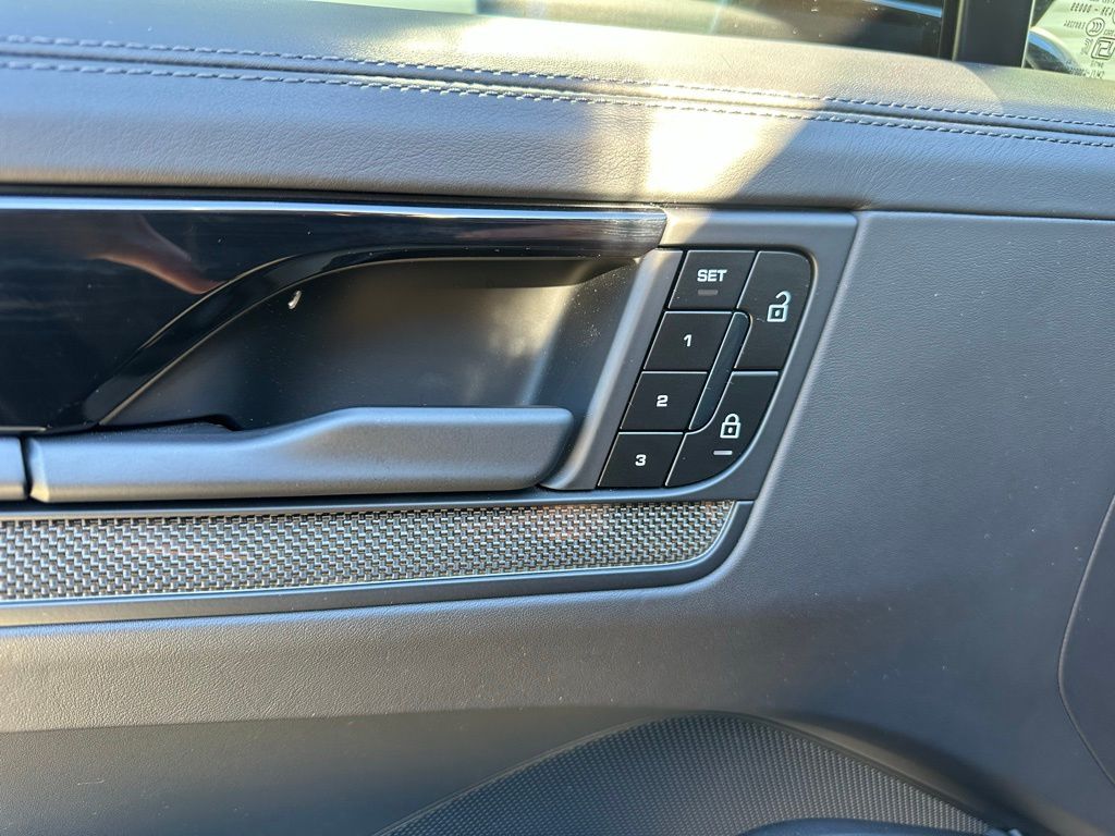 Thumbnail: 2025 Porsche  - 21