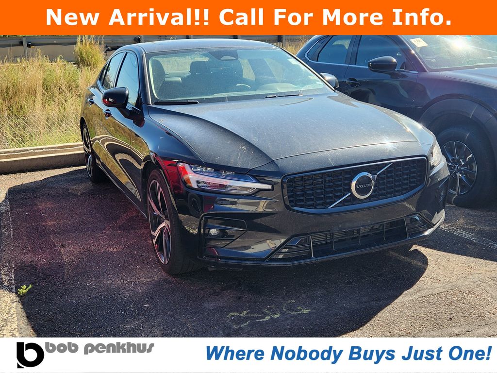 2024 Volvo S60 B5 Core Dark Theme