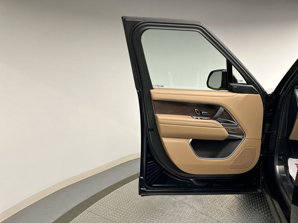 2023 Land Rover Range Rover SE 11