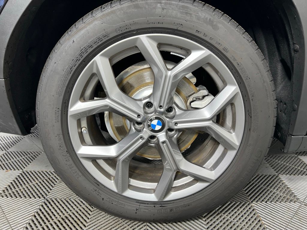 Thumbnail: 2025 BMW X4 - 13