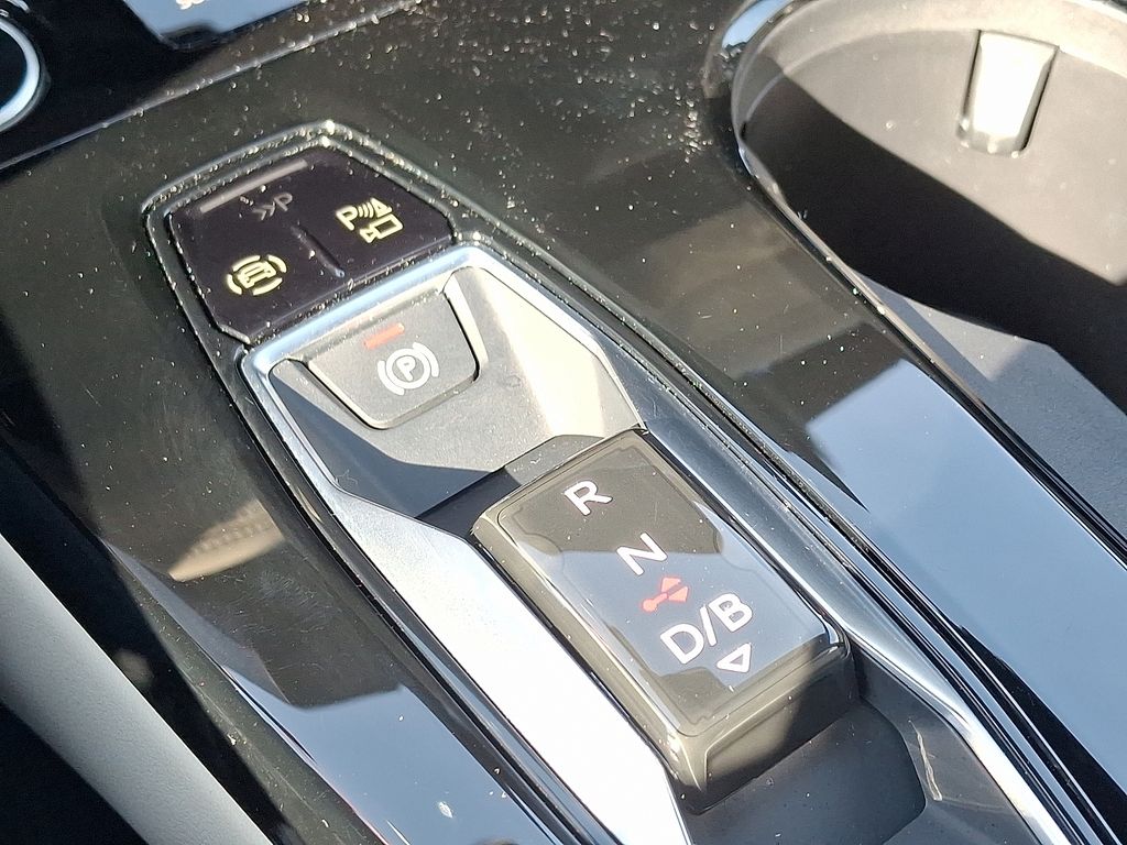 Thumbnail: 2025 Audi Q6 e-tron - 15