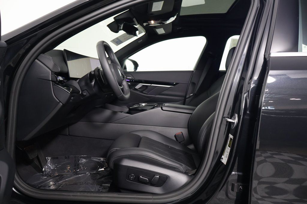 Thumbnail: 2024 BMW 5 Series - 10