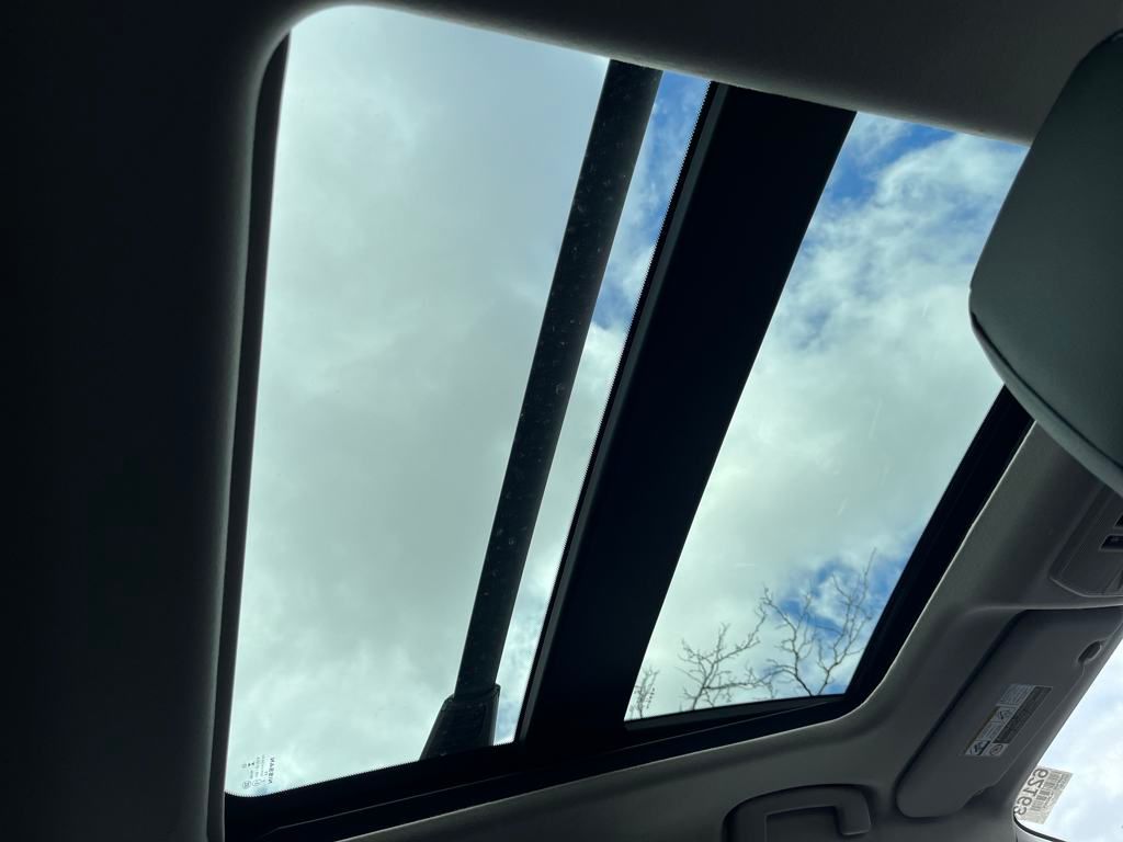 2025 Nissan Kicks SR photo