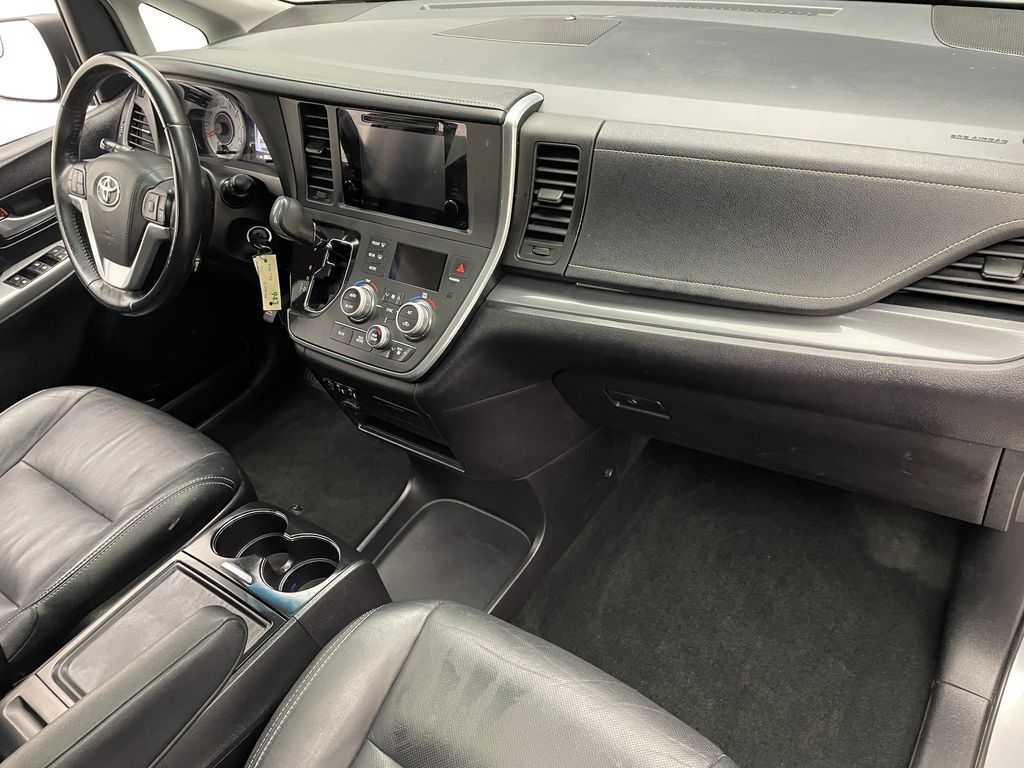 Thumbnail: 2017 Toyota Sienna - 16
