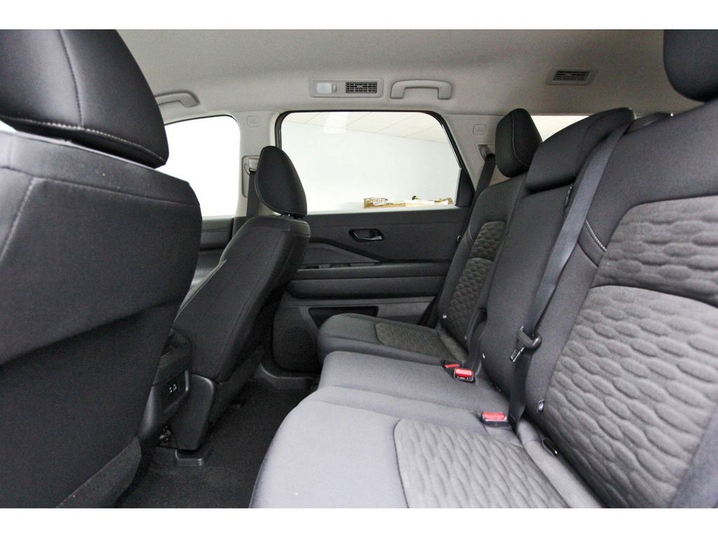 2025 Nissan Pathfinder S - 10
