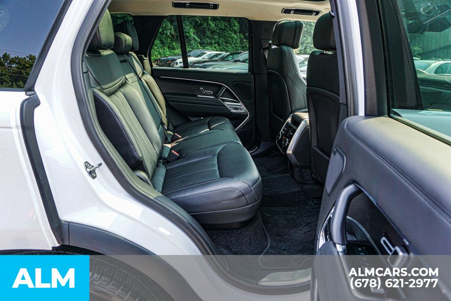 Used 2024 White Land Rover SE image 21