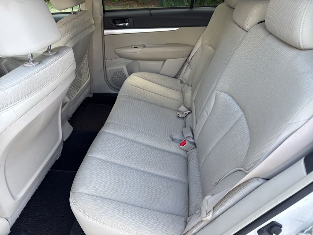 Used 2010 White Subaru 2.5i Premium image 11