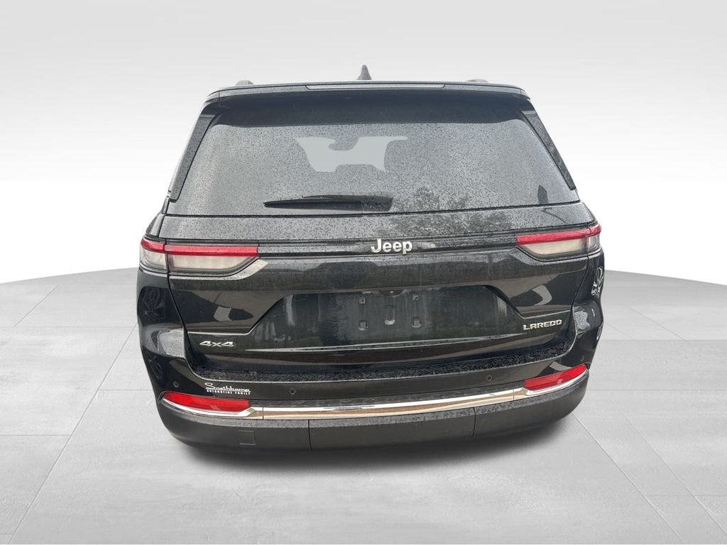 2023 Diamond Black Crystal Pearlcoat Jeep Grand Cherokee Laredo 4X4 SUV