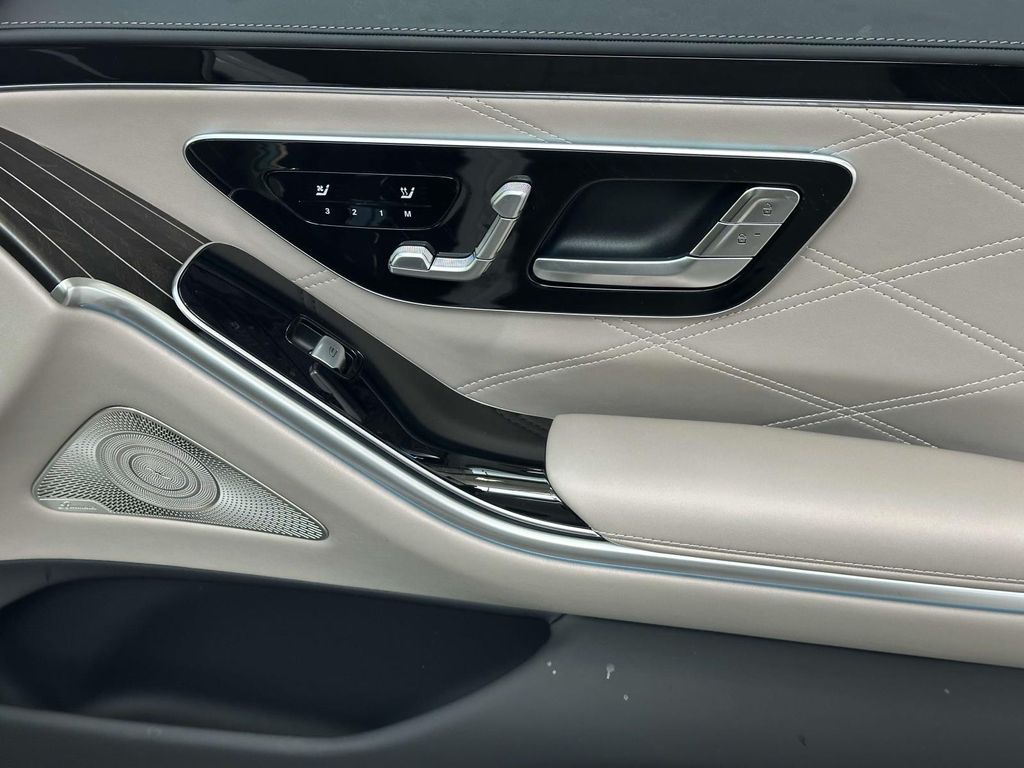 Thumbnail: 2025 Mercedes-Benz S-Class - 6