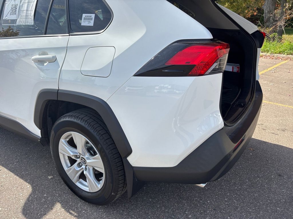 2019 Toyota RAV4 XLE 38