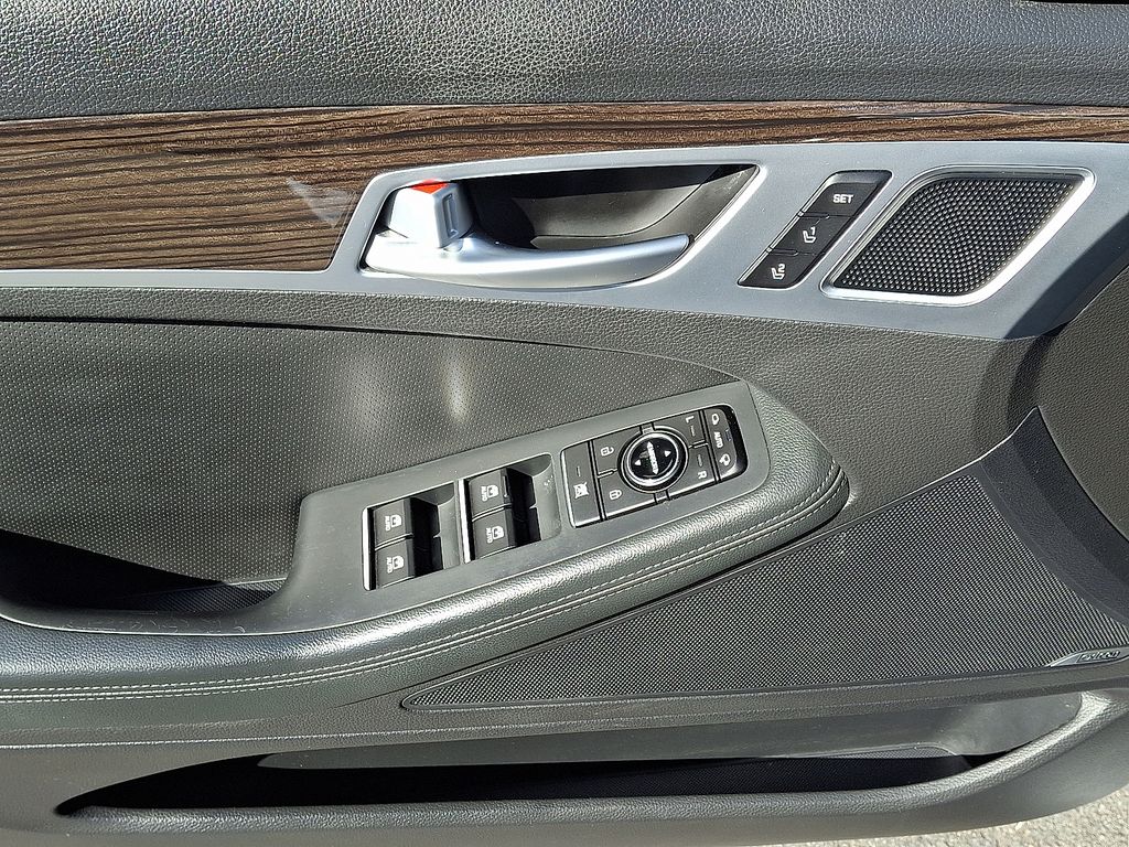 Thumbnail: 2015 Hyundai Genesis - 12