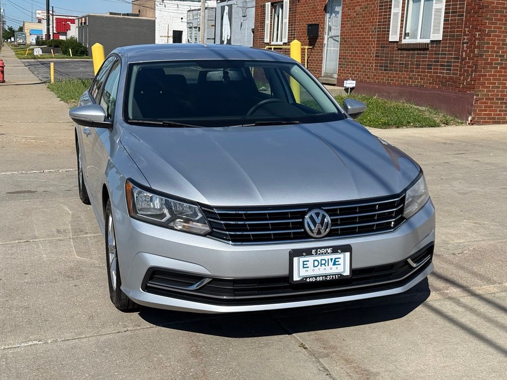2018 Volkswagen Passat - Image 3