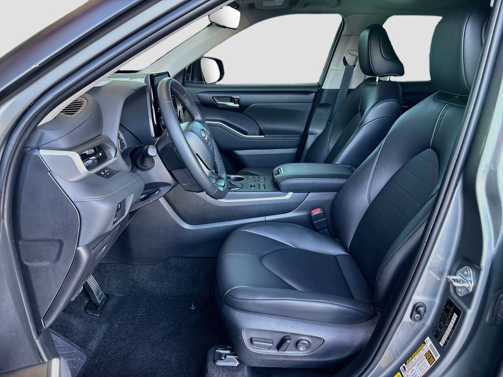 Thumbnail: 2026 Toyota Highlander - 19