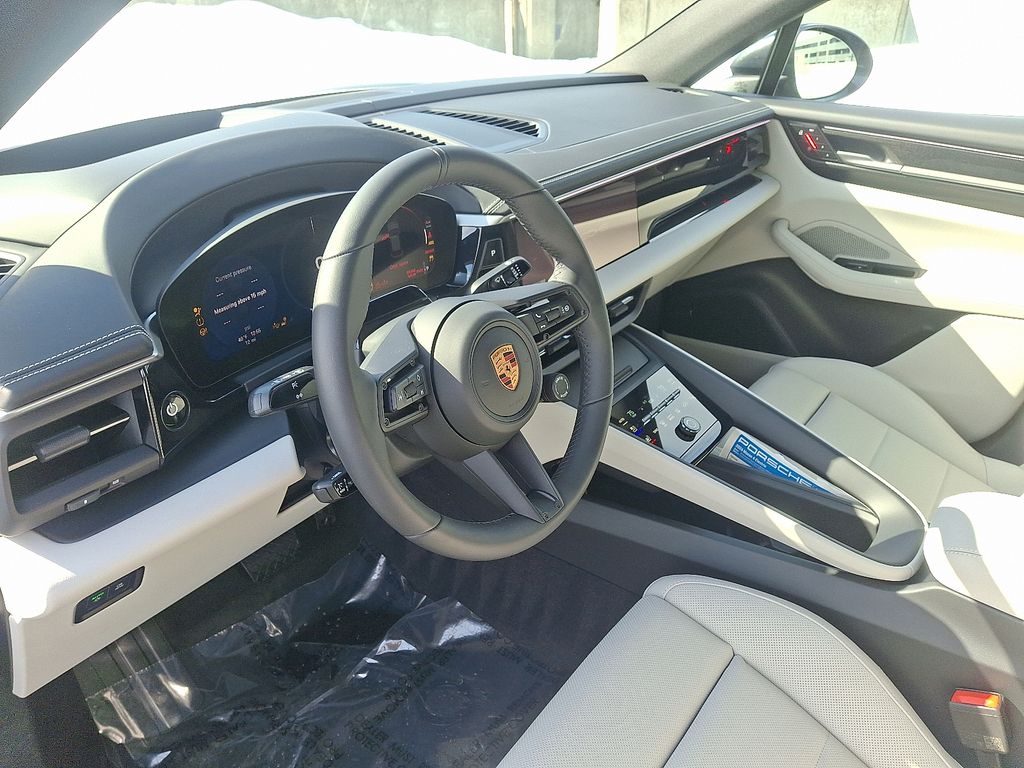 Thumbnail: 2026 Porsche Macan - 4