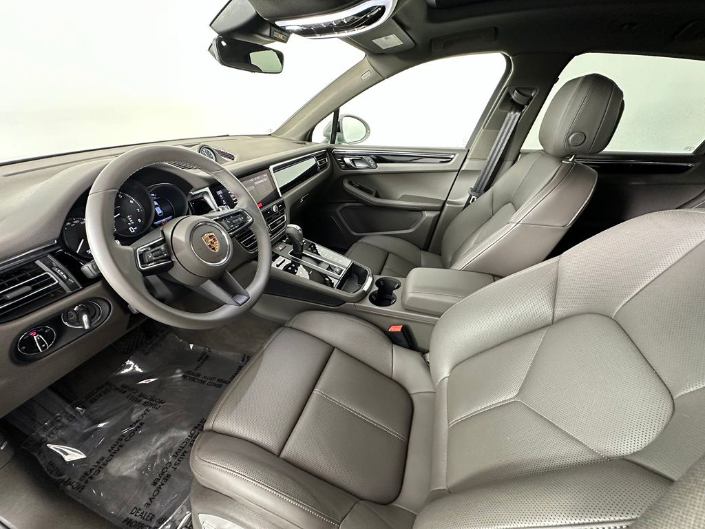 Thumbnail: 2026 Porsche Macan - 4