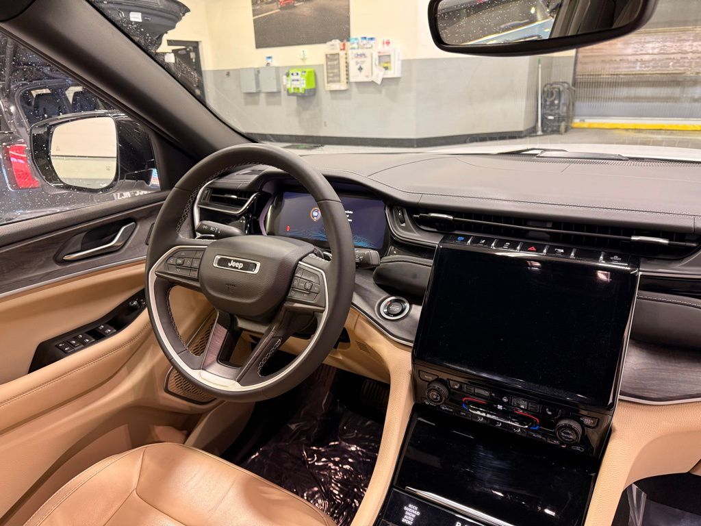 Thumbnail: 2022 Jeep Grand Cherokee - 29