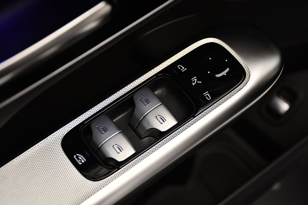 Thumbnail: 2025 Mercedes-Benz GLC - 32