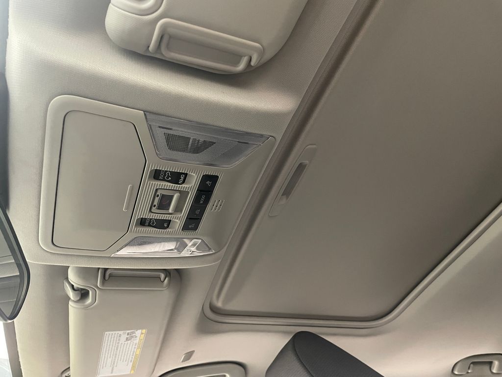 2024 Toyota RAV4 XLE 31